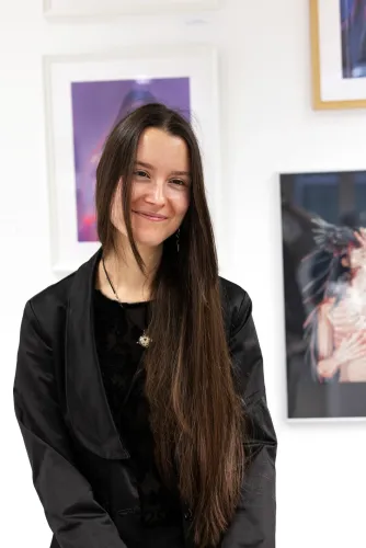 Portraitfoto von Künstlerin Cara Debora