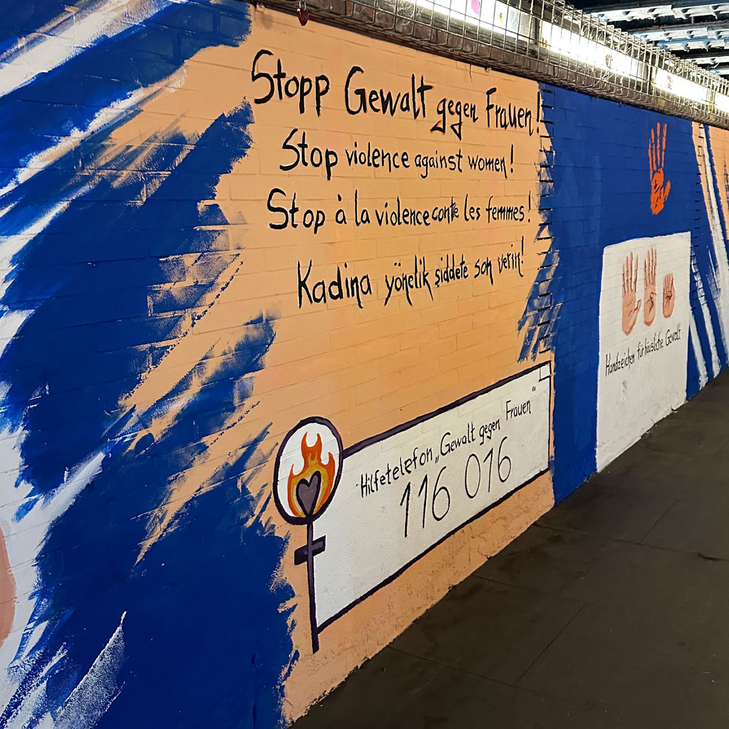 Wandmalerei mit dem Satz "Stopp Gewalt an Frauen!"